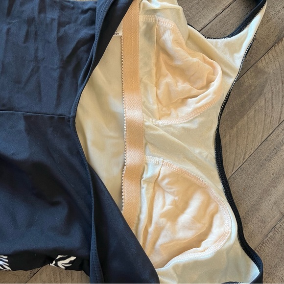 It figures swimsuit size 14 - Picture 2 of 6